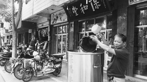 黄明东：一碗凉茶 送了33年