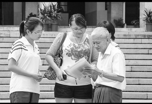 八旬退休教师胡云豹22年架起5000座爱心桥