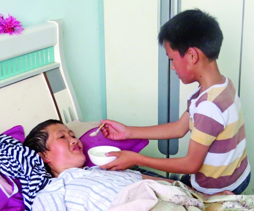 13岁少年罗光志：为治重病母 立志当医生