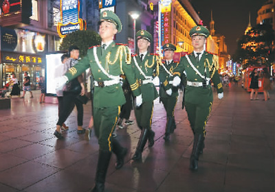 忠实履行使命、真情服务群众 霓虹灯下新哨兵