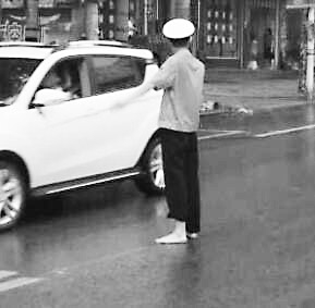 河南鲁山县交警大队协警赵医超：后背湿透光脚执勤