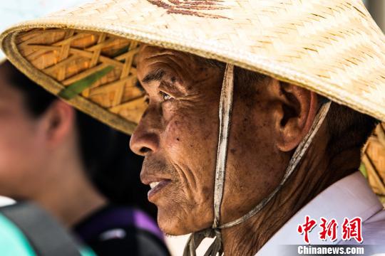 盐田的守望者：让日晒制盐千年技艺传承延续