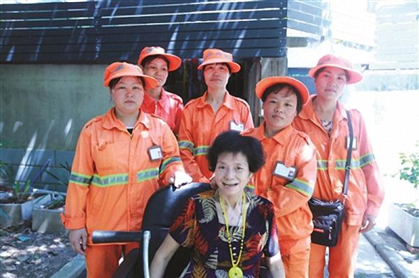 残疾夫妇生活难自理 十名环卫工天天上门照顾四年