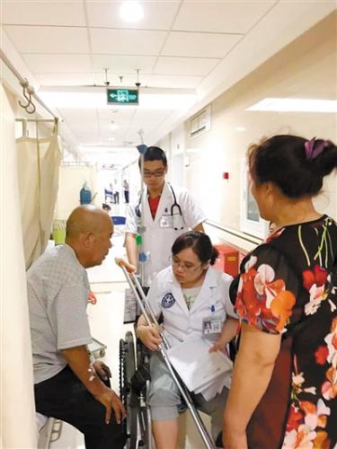 轮椅女医生坚持工作走红:让患者满意再辛苦也值