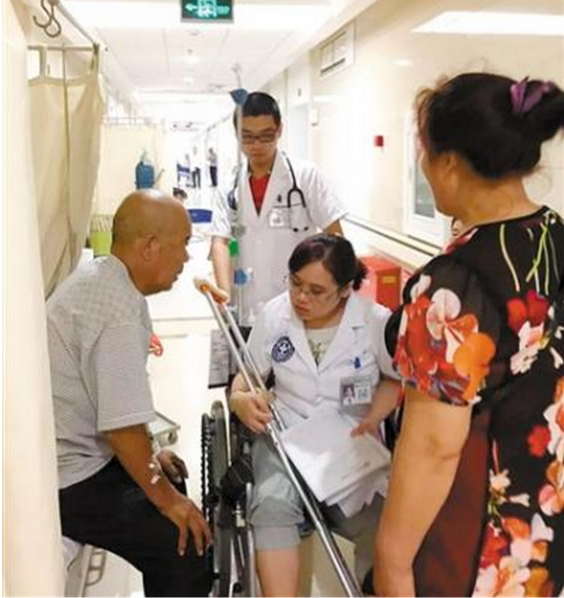 轮椅女医生坚持工作走红：让患者满意再辛苦也值