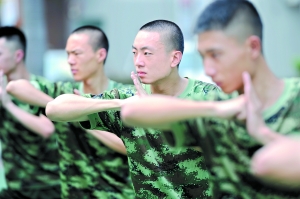 北大才子“歇”笔从戎：3个月瘦30斤，一个顶俩用