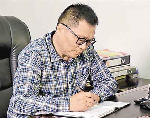 全国对口援疆先进个人胡大强：大漠边疆育桃李