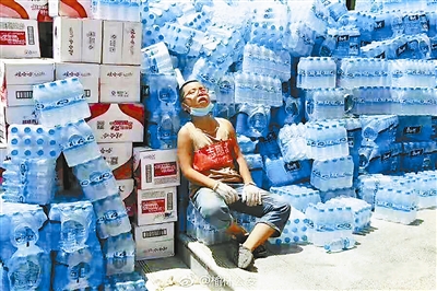 陕西绥德抗洪&ldquo;最小志愿者&rdquo;累瘫照走红