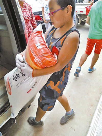 陕西绥德抗洪“最小志愿者”累瘫照走红