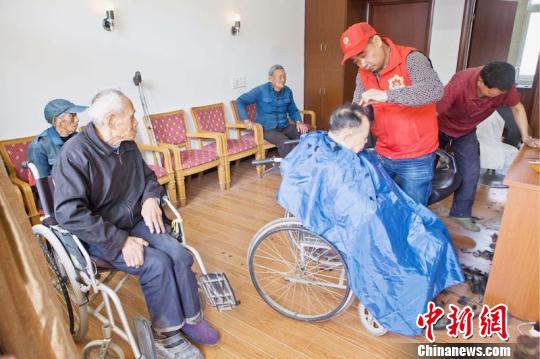 电推剪里的暖色人生：浙江德清志愿者义务理发3年