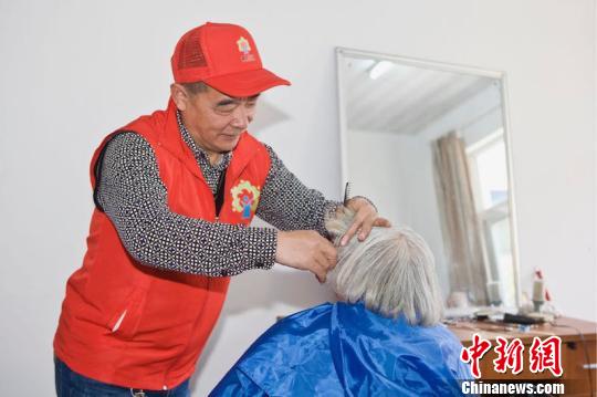 电推剪里的暖色人生：浙江德清志愿者义务理发3年