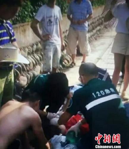 四川&ldquo;95后&rdquo;女护士高温下跪地抢救病人40分钟