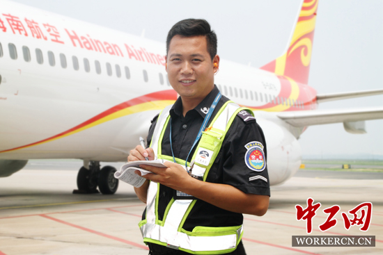 飞机监护员贾有鑫：坚守机坪为飞机护航