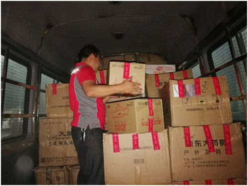 京东捐赠首批救援物资9日凌晨发往九寨沟县地震灾区
