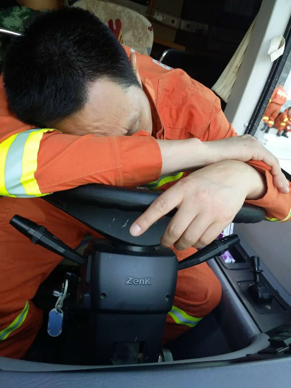 感人瞬间：19个小时连续作战 他趴在方向盘上睡着了