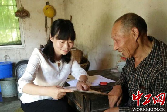 刘智华：扶贫路上的&ldquo;铿锵玫瑰&rdquo;