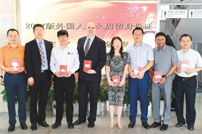 中国“绿卡”为啥成了“香饽饽”?