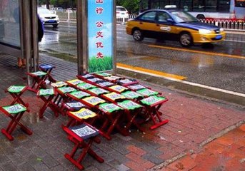 &ldquo;共享马扎&rdquo;已难见踪影 只是多个二维码更像广告载体