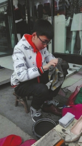 13岁少年杨铅坤：帮父母摆摊擦鞋 给母亲按摩病足