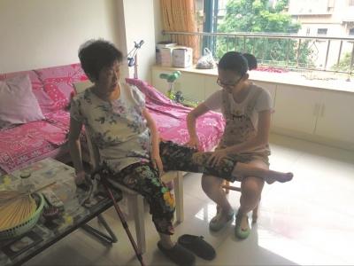 13岁少女照顾偏瘫外婆9年 自创康复操当私人教