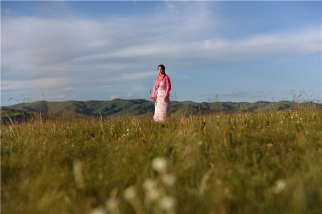 藏族盲女草原放歌：&ldquo;我们的妈妈叫中国&rdquo;