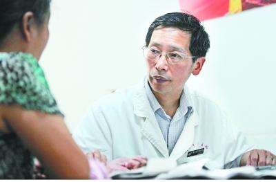 &ldquo;超级劳模&rdquo;医生1年接诊3.5万人次休息不到10天