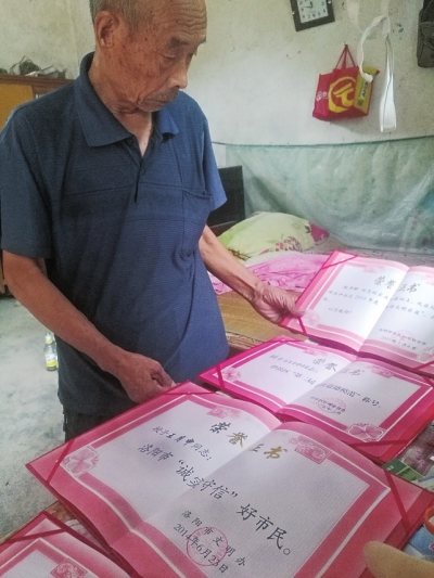 河南“诚信老爹”20年攒5万替儿还债:还了钱才能睡踏实觉