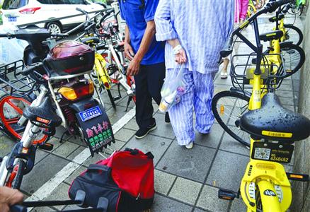 共享单车停放该不该挤占人行道
