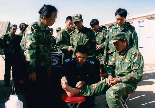 “最美医生”董峰:银针火罐 一片丹心