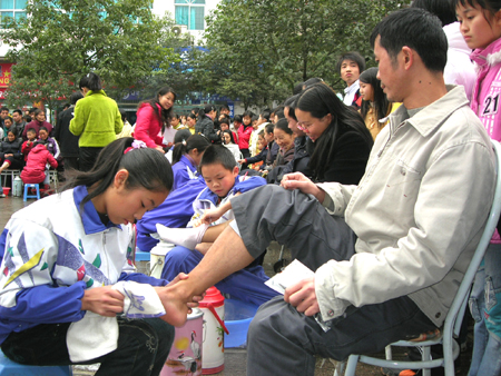 感恩教育总靠洗脚 教育方式黔驴技穷