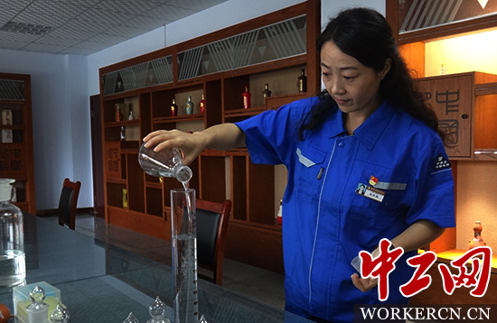 大国工匠 酒中巾帼韩素娜：300坛不倒的&ldquo;舌尖功夫&rdquo;