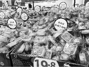 中秋月饼抢鲜上市 奇葩口味市民不感冒