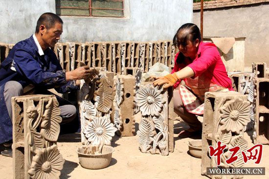 甘肃平凉：农民工&ldquo;夫妻搭档&rdquo;把泥巴&ldquo;玩&rdquo;成花