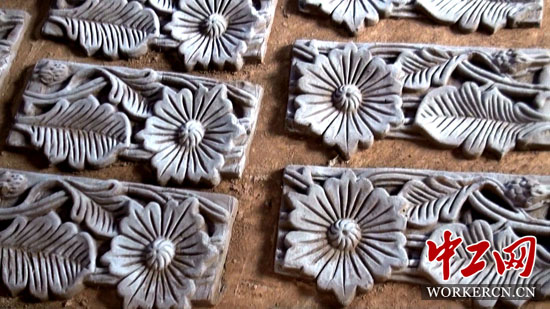 甘肃平凉：农民工“夫妻搭档”把泥巴“玩”成花