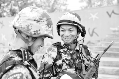 &ldquo;黄继光连&rdquo;指导员余海龙：空降兵实战训练出&ldquo;尖刀连&rdquo;