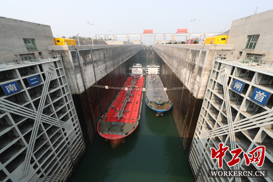 罗静：黄金水道上的“铿锵玫瑰”