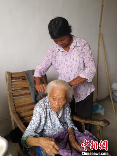 江西七旬农妇伺奉病瘫家婆传佳话 艰难谋生自称不敢老