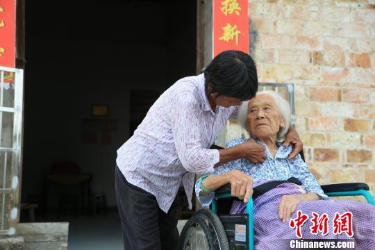 江西七旬农妇伺奉病瘫家婆传佳话 艰难谋生自称不敢老