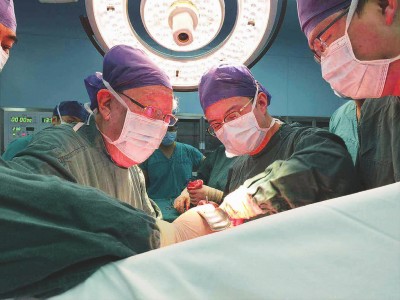 吴孟超：只要能做一天手术，就要为患者解除痛苦