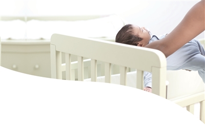 网上万元聘来个月嫂竟爱睡懒觉 