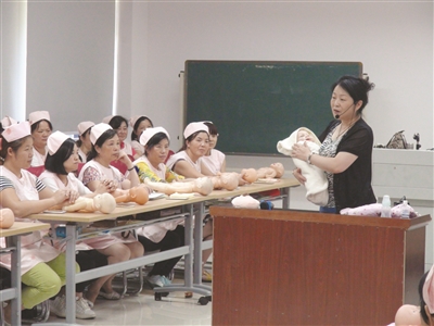 网上万元聘来个月嫂竟爱睡懒觉 揭身价攀升背后乱象