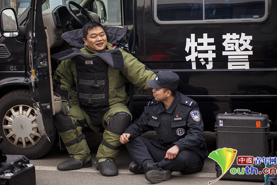 拆弹专家闫群：谎称自己是巡警　