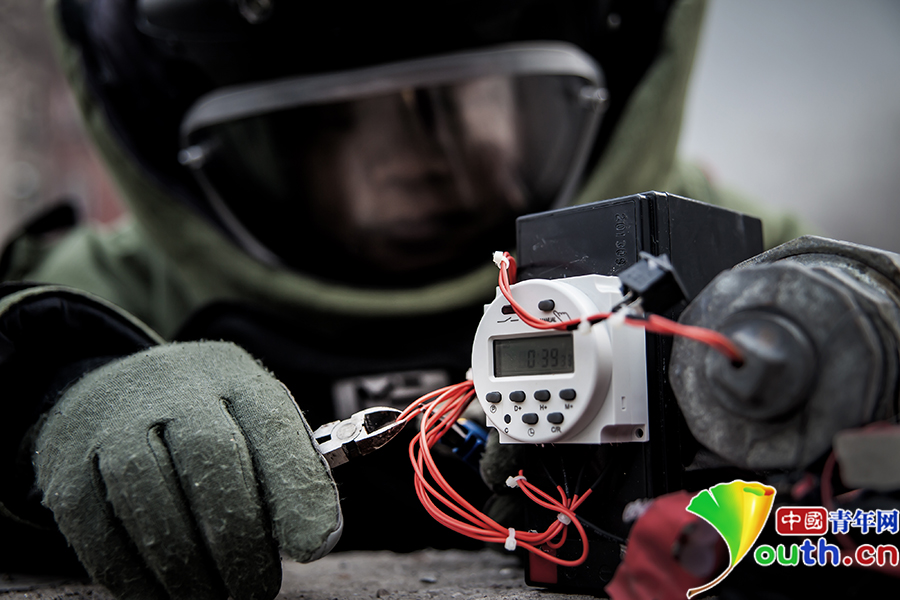 拆弹专家闫群：谎称自己是巡警　骗了家人8年之久