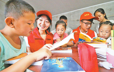 志愿者为留守儿童送温暖