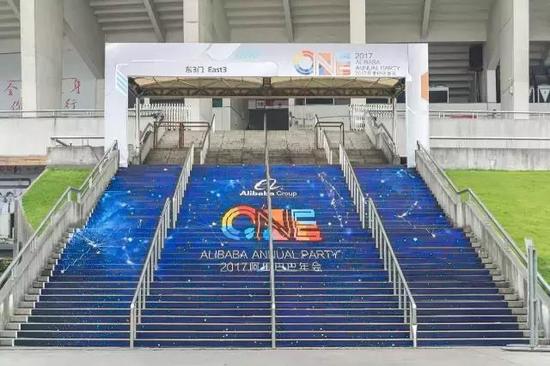 别人家年会：21国4万人参加，包7专列开7千间房