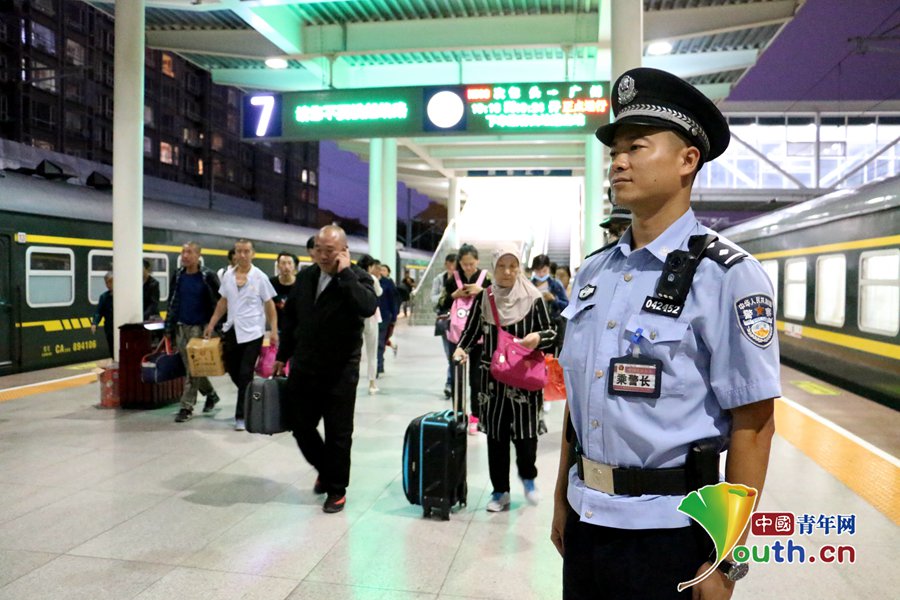 乘警郑然：跨越三千公里 守护平凡之路