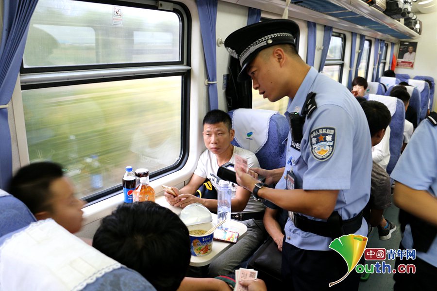 乘警郑然：跨越三千公里 守护平凡之路