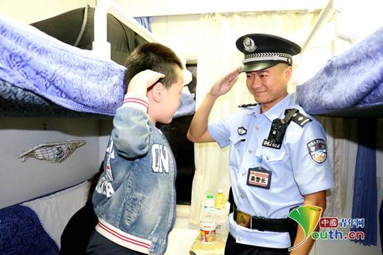 乘警郑然：跨越三千公里 守护平凡之路