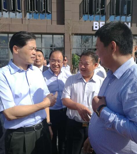 云南省委书记陈豪在玉溪调研深圳卡为高科技产品