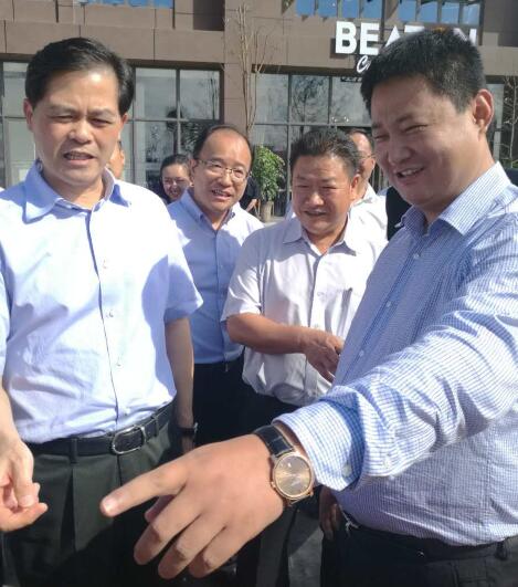 云南省委书记陈豪在玉溪调研深圳卡为高科技产品